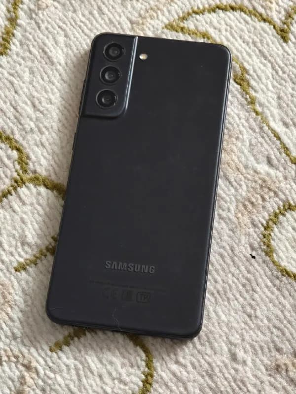 Samsung s21fe 256gb в хорошем состоянии, выгораний нет, в комплекте зарядка и чехол, цена 65к — Астана — 65 ₸