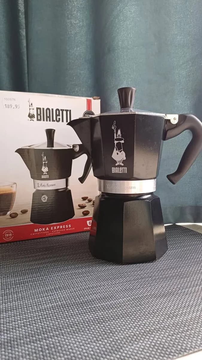 Гейзерная кофеварка Bialetti Moka Express 6 чашек — Батуми — 90 ₾