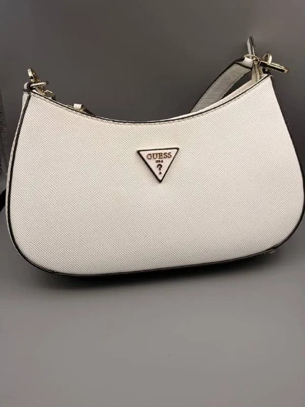 Продается белая сумка Guess через плечо. Оригинал. — Батуми — 120 ₾