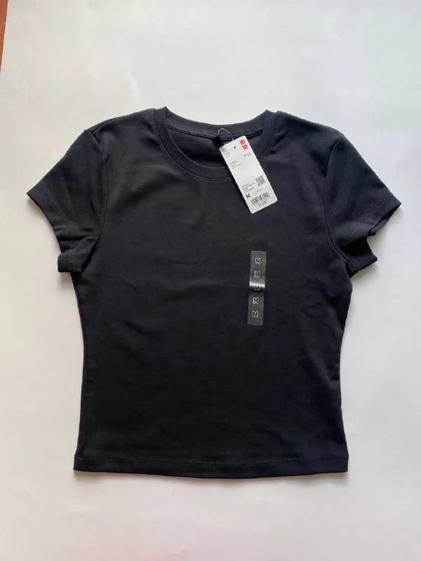 Футболка uniqlo, размер М (азиатский) на европейский S. Новые. Черная и белая, 50 GEL за 1 — Тбилиси — 50 ₾