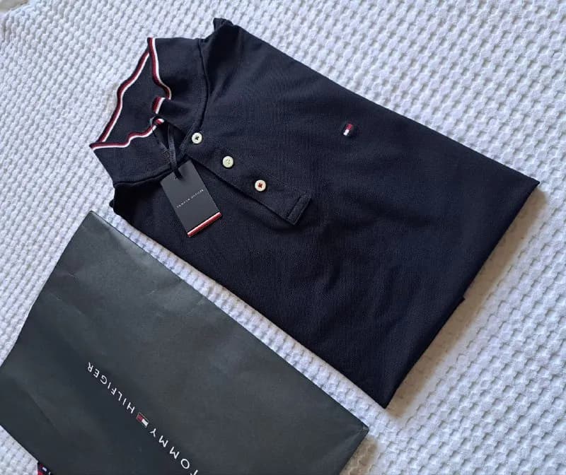 Мужское поло (футболка на пуговицах) Tommy Hilfiger. Продолжая традиции, это поло обычного кроя изго — Батуми — 100 ₾