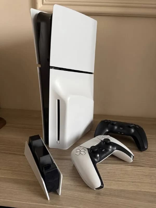 PS5 + 2 джойстика + зарядная станция — Ереван — 250 000 ₽