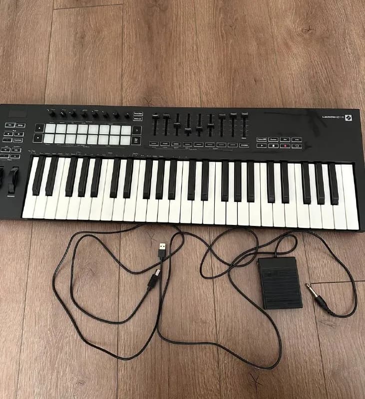 Novation Launchkey 49 MK3 + педаль + кабель в хорошем состоянии. Полностью исправна — все клавиши, п — Стамбул — 8 500 ₺
