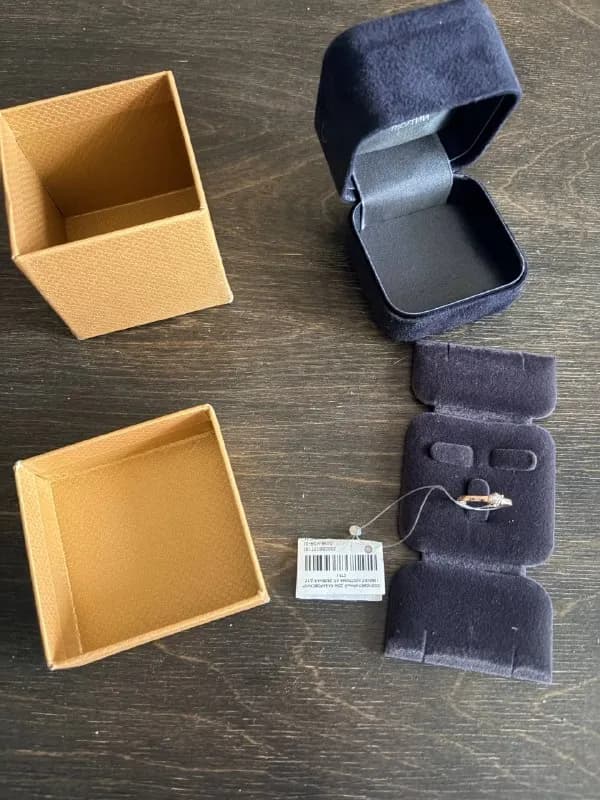 Золотое кольцо с бриллиантом — Тбилиси — 650 ₾