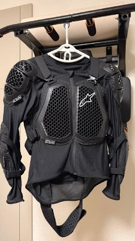 Продам Alpinestars Bionic Action V3 Protection Jacket (защита груди, спины, плеч и локтей CE1 сертиф — Тбилиси — 500 ₾