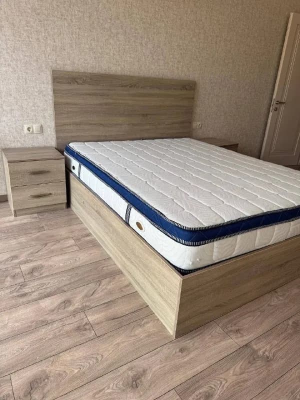 Продаётся двуспальная кровать с двумя прикроватными тумбами. — Тбилиси