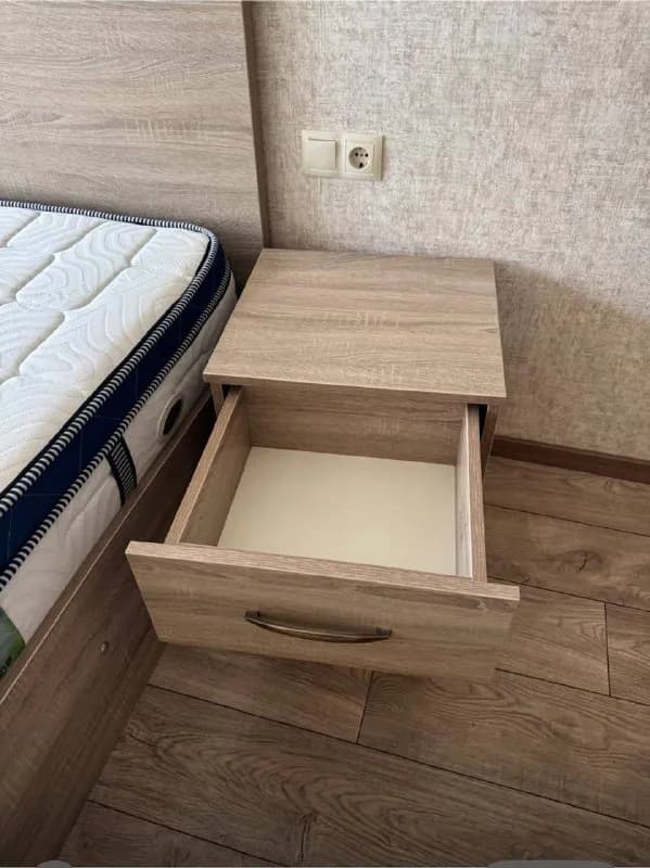 Продаётся двуспальная кровать с подъёмным механизмом и двумя прикроватными тумбами. — Тбилиси — 1 300 ₾