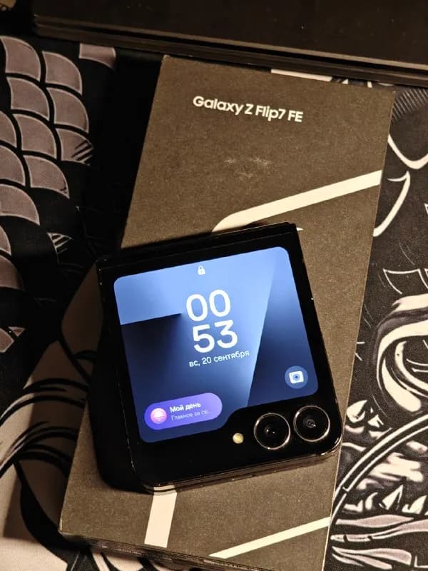 Samsung z flip 7fe 256gb в хорошем состоянии с полным комплектом, из минусов только полоска, обмен/пр — Астана — 190 ₸