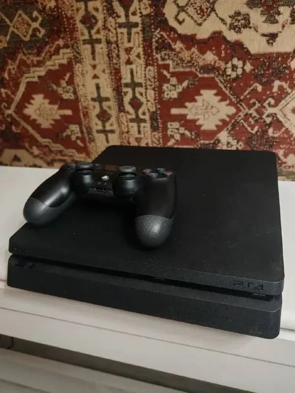 PlayStation 4 Slim 1tb версия CUH-2208B в хорошем полностью рабочем состоянии. — Батуми — 510 ₾