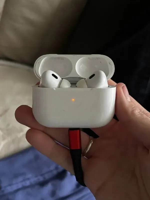 AirPods Pro. Состояние удовлетворительное (поюзан кейс), все функции в рабочем состоянии, отличный ш — Батуми — 250 ₾