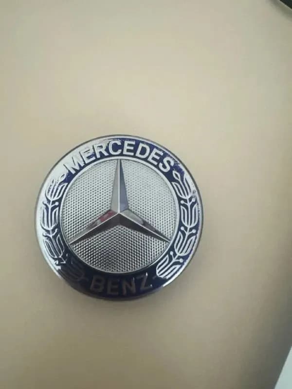 Значок Мерседес Б/у — Батуми — 50 ₾