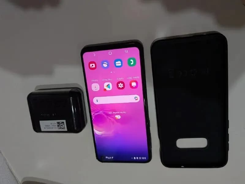 Samsung Galaxy S10e, в превосходном состоянии, в комплекте чехол и наушники, цена: 280 лари — Тбилиси — 280 ₾