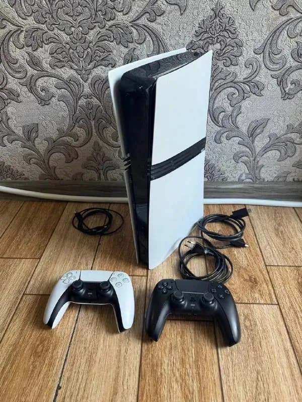 Playstation 5 Pro в идеальном состоянии. Покупали в германии месяц назад. В комплекте 2 джойстика. К — Тбилиси — 2 200 ₾