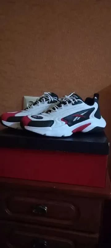100% оригинальные кроссовки Reebok Vector Runner. Сохранилась родная коробка со всеми заводскими бир — Тбилиси — 200 ₾