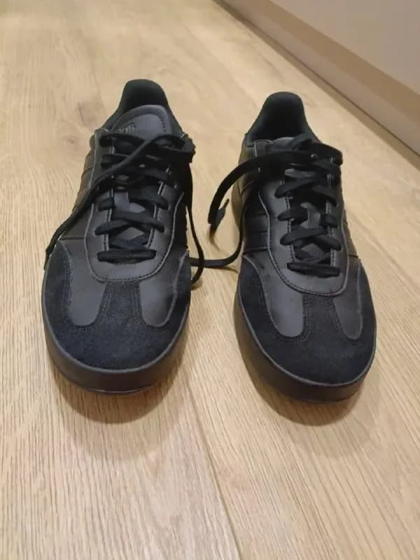 Adidas Barreda черные 44 (US 11). Состояние близкое к новым, причина продажи — разгрузка гардероба. — Батуми — 120 ₾