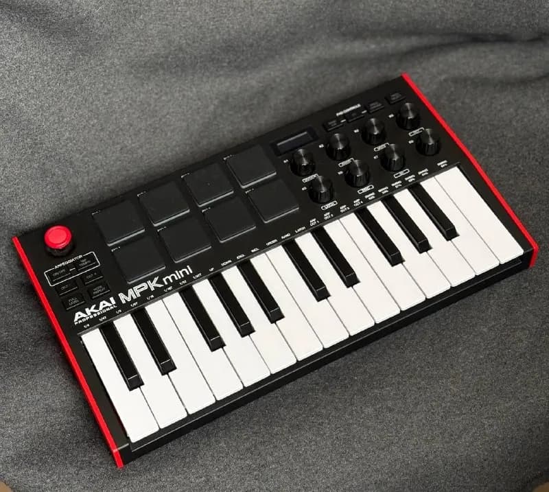 midi клавиатуру AKAI MPK MINI mk3. Воспользовался 3 раза, новая в коробке, полностью рабочая. Причин — Батуми — 300 ₾
