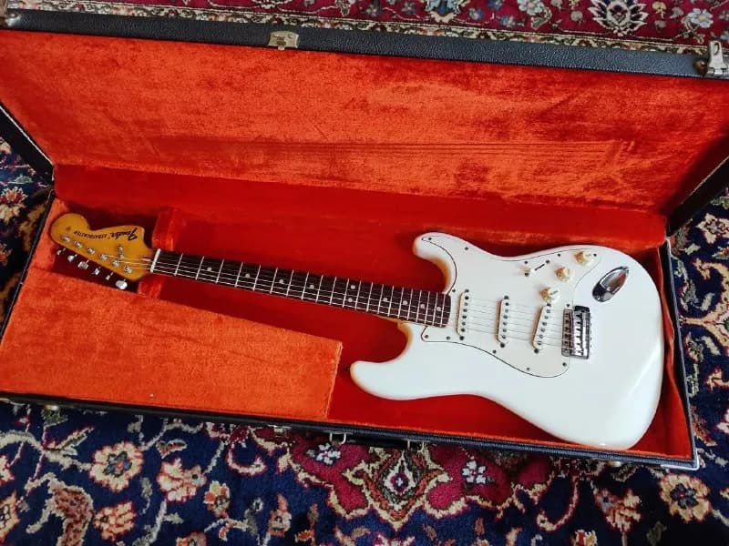 Fender Stratocaster 1972 года выпуска с родным кейсом. Он у меня уже давно, все это время пользовалс — Батуми — 5 000 ₾