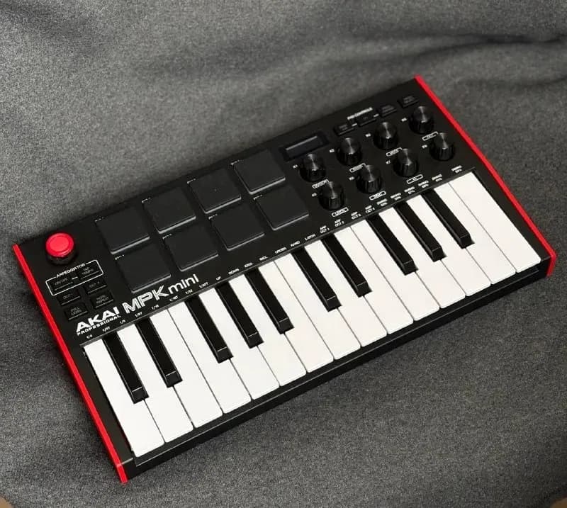 midi клавиатуру AKAI MPK MINI mk3. Воспользовался 3 раза, новая в коробке, полностью рабочая. Причин — Батуми — 300 ₾