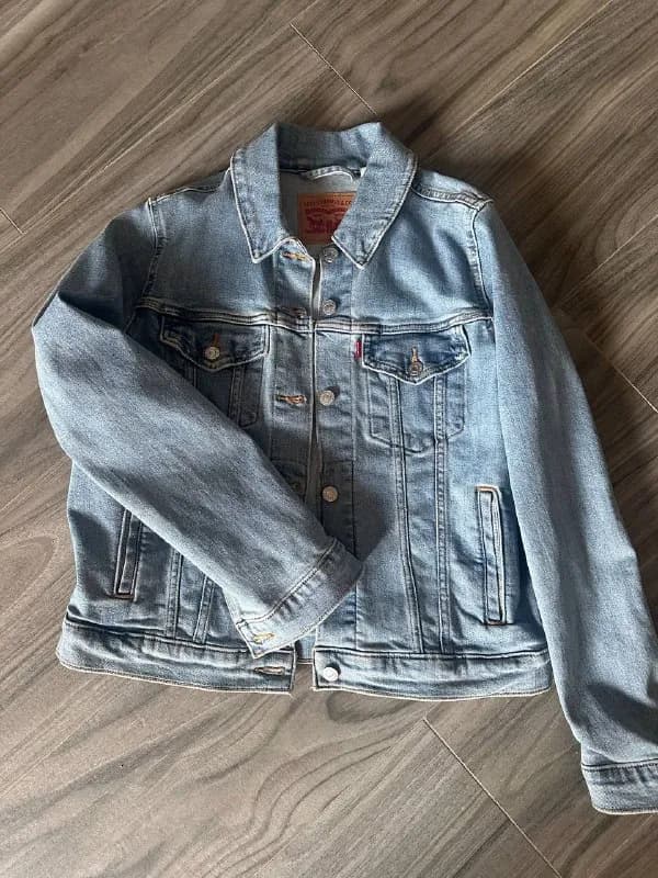 Levi’s. Размер L, но походит на размер М. Новая. — Тбилиси — 130 ₾