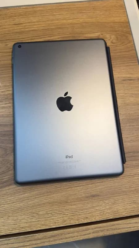 Apple iPad (9‑го поколения) вместе с оригинальной клавиатурой Apple Smart Keyboard. — Батуми — 370 ₾