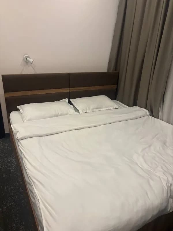 90*200, мягкое изголовье, металлическое основание. Уже разобраны. Всего 2 шт. На фото обе рядом. 250 — Батуми — 250 ₾