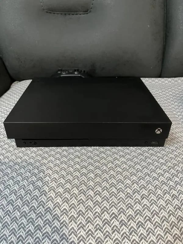 Xbox One S 1TB + 2 геймпада — Батуми — 500 ₾