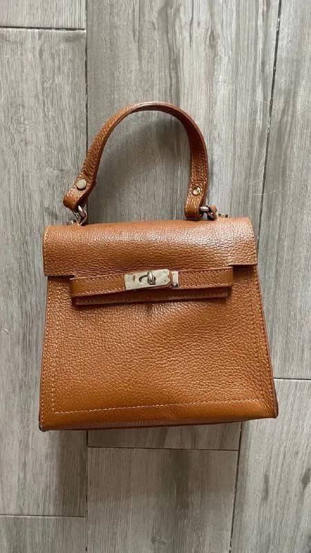 Компактная кожаная сумочка с ремешком — Батуми — 150 ₾