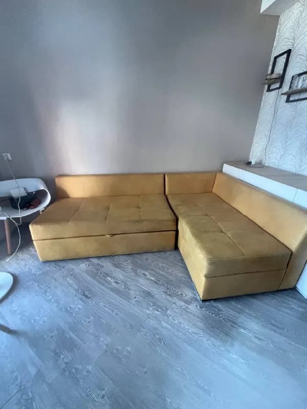 250/150 спальное место 140/230. Диван нужно почистить.Использовался только в сложенном виде.Самовыво — Батуми — 400 ₾