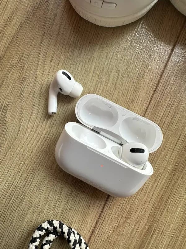 AirPods Pro — левый рабочий наушник, правый нет, с чехлом все ок тоже, заряжается обычно, lighting - — Батуми — 30 ₾