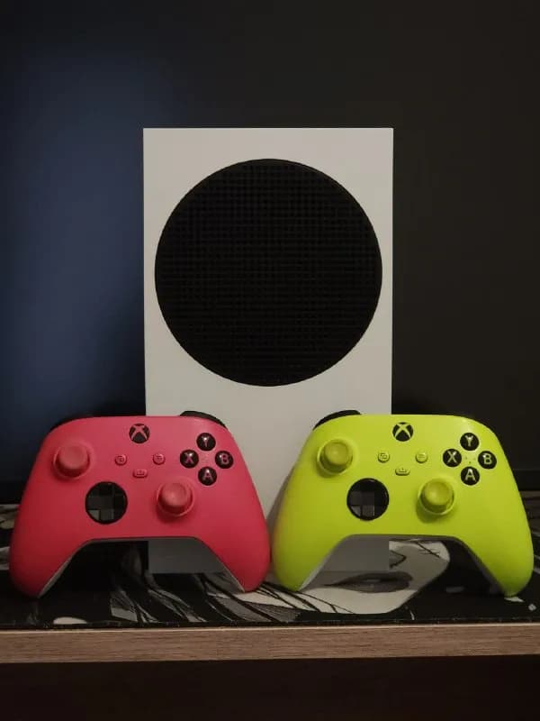 Xbox Series S с двумя геймпадами — Батуми — 650 ₾