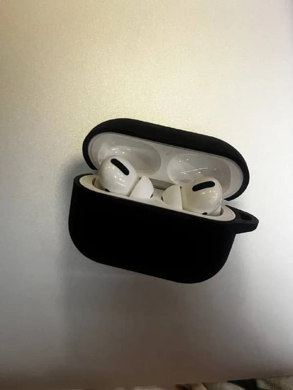AirPods Pro, 1 поколение, оригинал, кейс и левый наушник в прекрасном состоянии 100 лари. — Батуми — 100 ₾