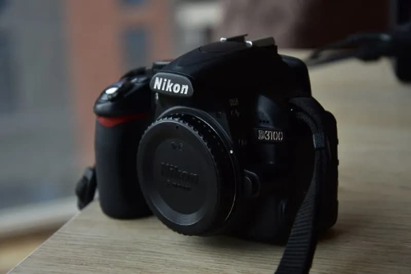 Nikon D3100 Тушка с зарядкой и кабелем, 11000 пробег затвора, хорошо хранился, без дефектов — Батуми — 250 ₾