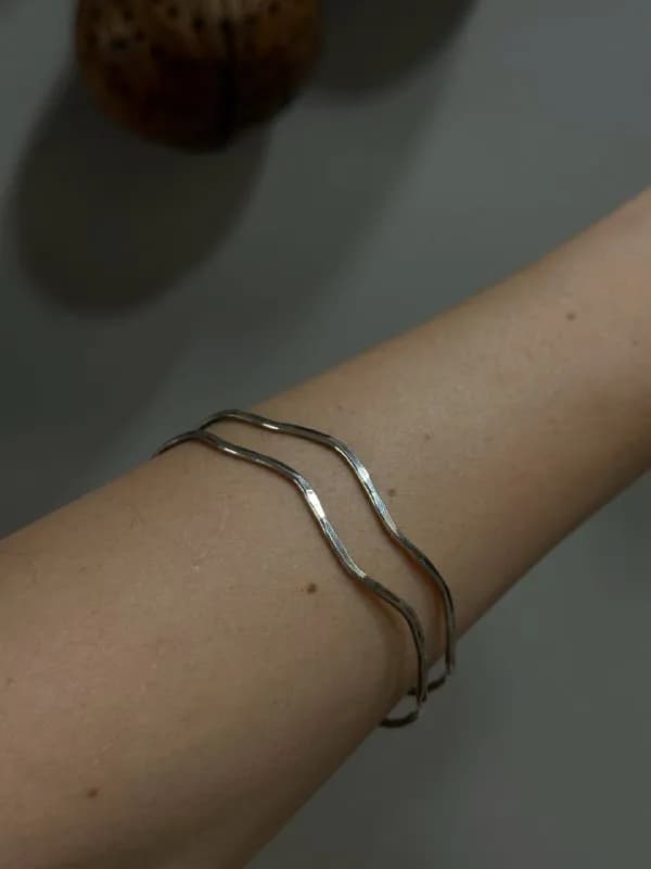 handmade магазине местных дизайнеров. Выполнен в жатой технике. Можно носить на разных частях руки. — Батуми — 150 ₾