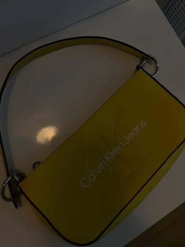 Calvin Klein Jeans, была куплена в Стамбуле. Имеет немного потертость (не лицевая сторона). Цена 150 — Батуми — 150 ₾