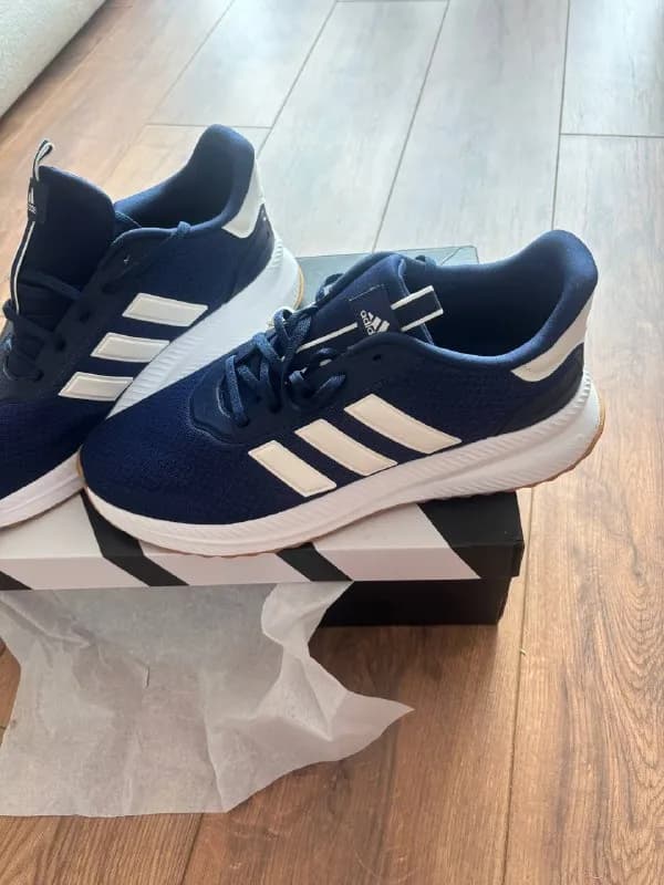 Adidas новые, размер на фото, примерно 44 русск. заказаны из Америки, оказались малы. 150 лари, при — Батуми — 150 ₾