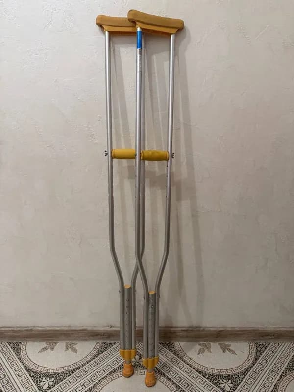 Костыли и фиксаторы колена — Батуми — 30 ₾