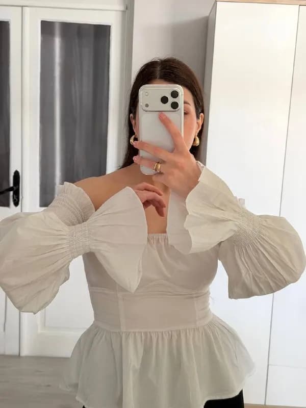 1️⃣Белая блуза GUESS. 🤍В жизни смотрится невероятно красиво! Хорошо садится по фигуре. Размер S. 8 — Батуми
