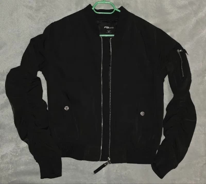 Одежда: бомбер, джинсовки (XS) — Батуми — 20 ₾