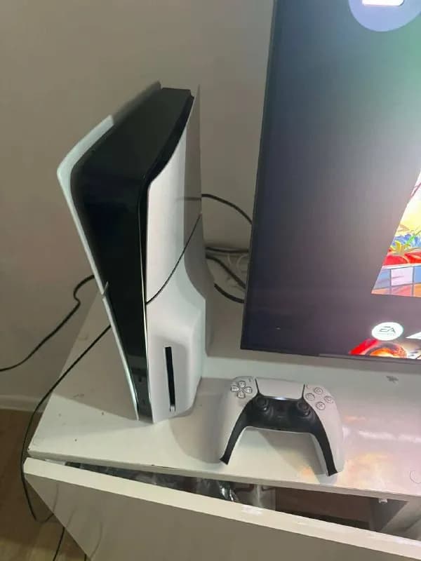 PlayStation 5 slim 1TB дисковая версия в идеальном состоянии 1200лари — Батуми — 1 200 ₾