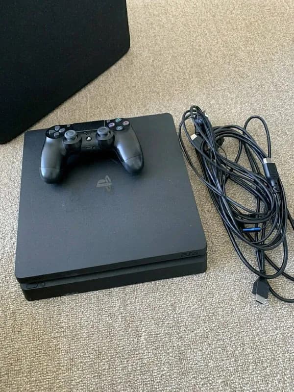 playstation 4 slim 450ლ ბათუმში მაწვს დამატები ჯოისტიკები და დისკები ვყიდი ცალკე — Батуми