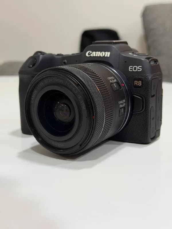 Canon R8 с китовым объективом 24-50 mm. Была куплена ровно год назад в зумере, (еще год на гарантии) — Батуми — 2 700 ₾