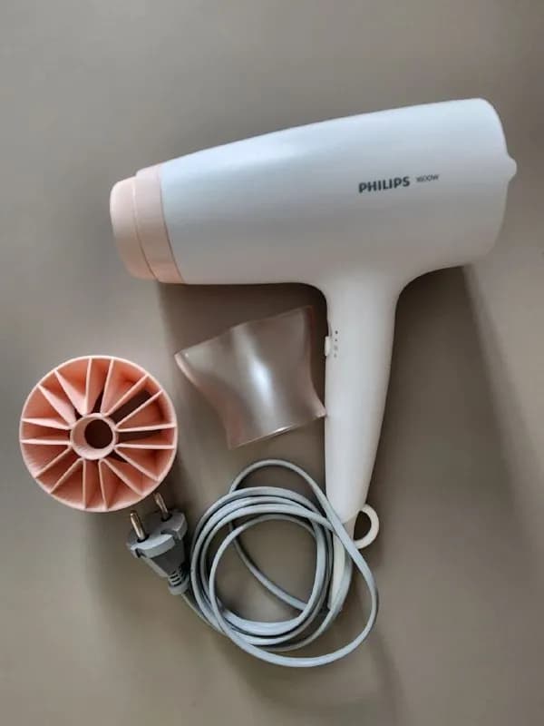 1. Фен PHILIPS. Отличное состояние. Две насадки (не использовались) — Батуми — 45 ₾