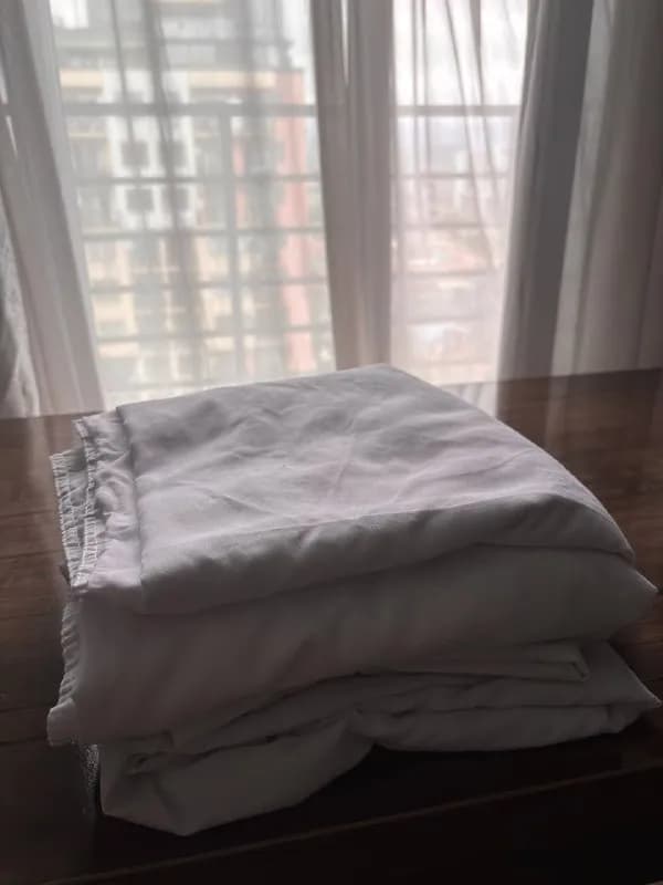 Комплект постельного белья и кофейный столик — Батуми — 25 ₾