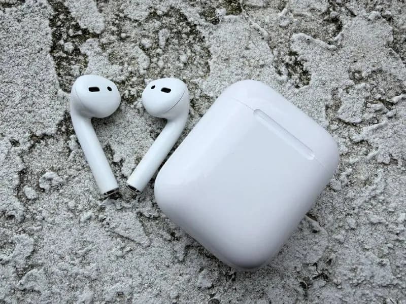 AirPods 2 оригинал. Все работает, кроме правого наушника (хотя заряжается, но звука нет). Кейс и левы — Батуми — 30 ₾