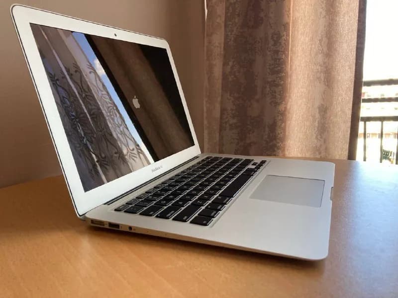 MacBook Air 2017 в хорошем состоянии. Аккумулятор 694 цикла, ОЗУ 8GB, SSD 128GB, все отлично работае — Тбилиси — 400 ₾