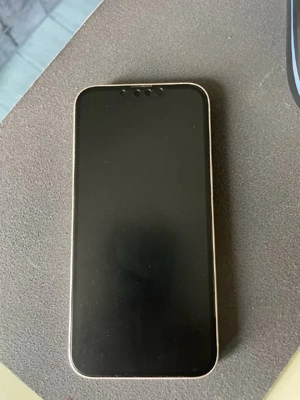 iPhone 13 в идеальном состоянии, с запасным защитным матовым стеклом — пленкой и кучей разных чехлов — Батуми — 700 ₾