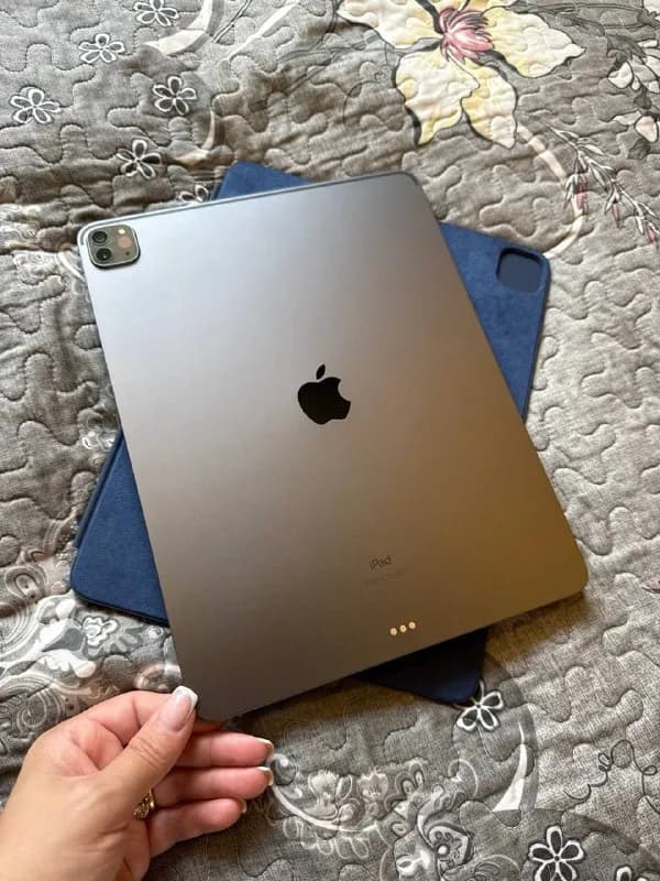 iPad Pro 12,9, (5 поколение) батарея 100%, совсем не пользовались, без единой царапины. В комплект — Тбилиси — 1 800 ₾