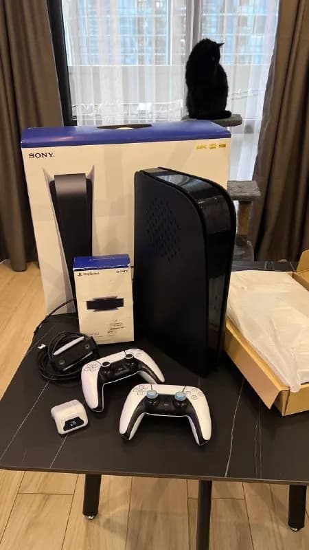 PS5 Fat с дисководом. Коробка и документы есть. В комплекте 2 геймпада, HD камера, доп аккумулятор. — Батуми — 1 500 ₾