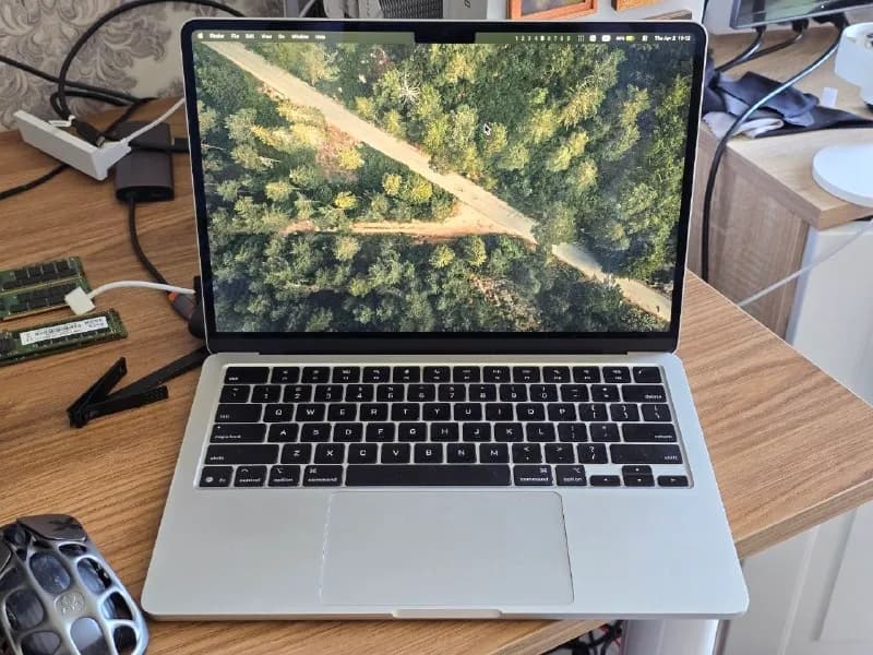 Macbook Air 13 m4 16/512 — Батуми — 3 300 ₾