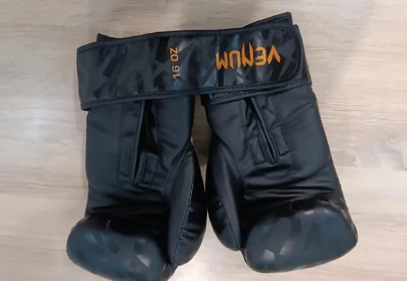 Venum 16 OZ в отличном состоянии (почти без следа использования, без дефектов), удобные и отлично по — Батуми — 75 ₾